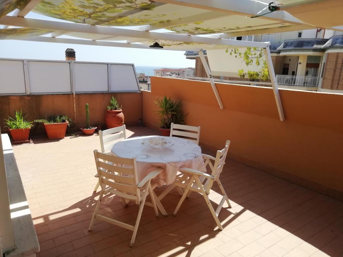 Апартаменты Terrazza Con Vista Неттуно Экстерьер фото